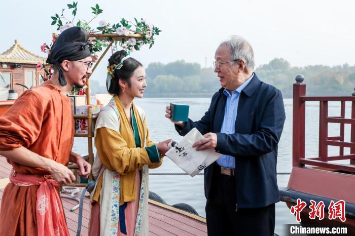 徐磊摄2023年10月,陈喜悦还应中国新闻社邀请和伙伴参与"千年运河千里