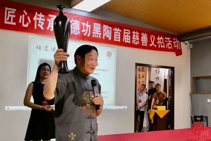 刘德功,济南德功龙山黑陶艺术有限公司总设计师,山东省非物质文化遗产