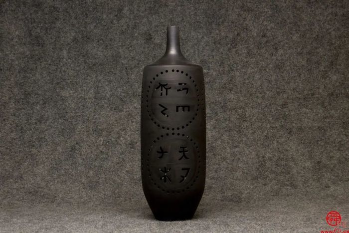 刘德功作品八次获得国家金奖,获得省级以上大奖若干次,代表作品《东荷