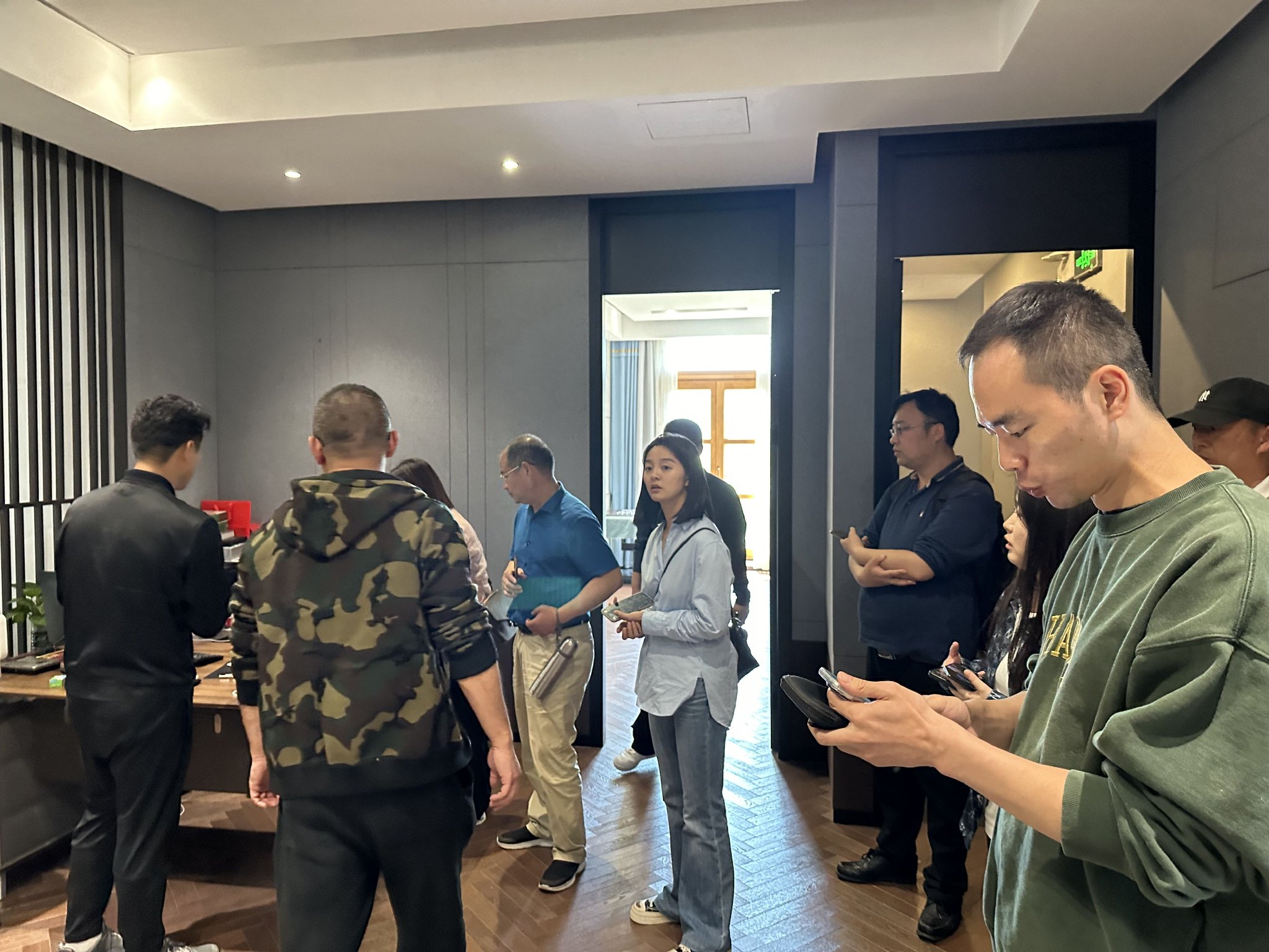 记者获悉,浦东分局经侦支队要求现场维权的投资者去支队窗口递交相关