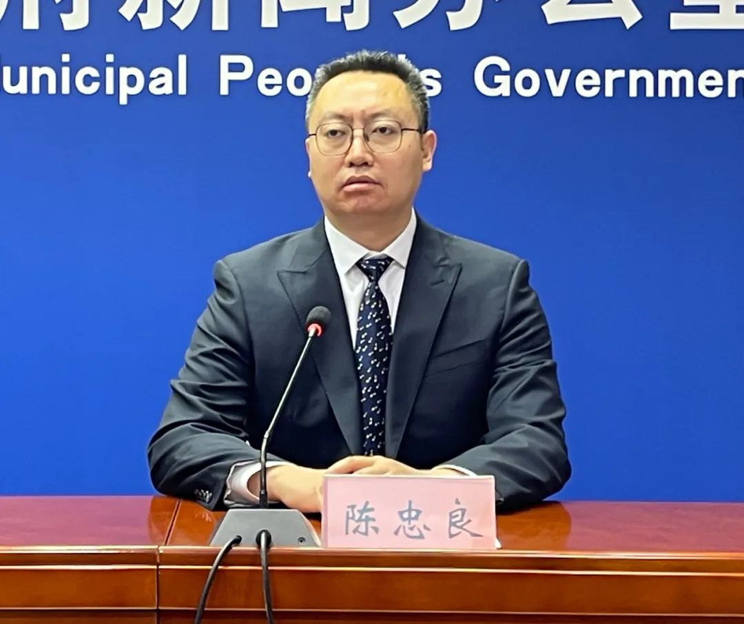 陈忠良:地上信号主要通过地面基站收发来实现,但信号穿透力有限,无法