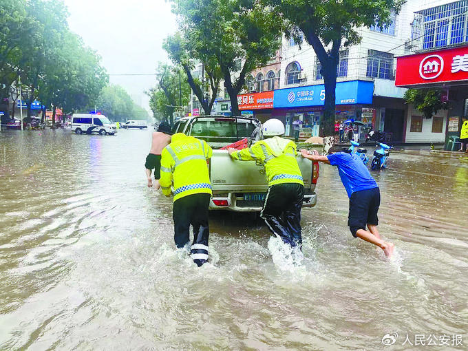 巡逻防控 抢险救援 疏导交通 暴雨来袭 广西全力做好|