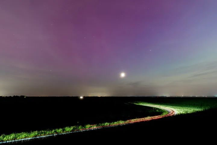 这是2024年5月10日在荷兰奥塞尼瑟拍摄的极光。新华社记者 孟鼎博 摄