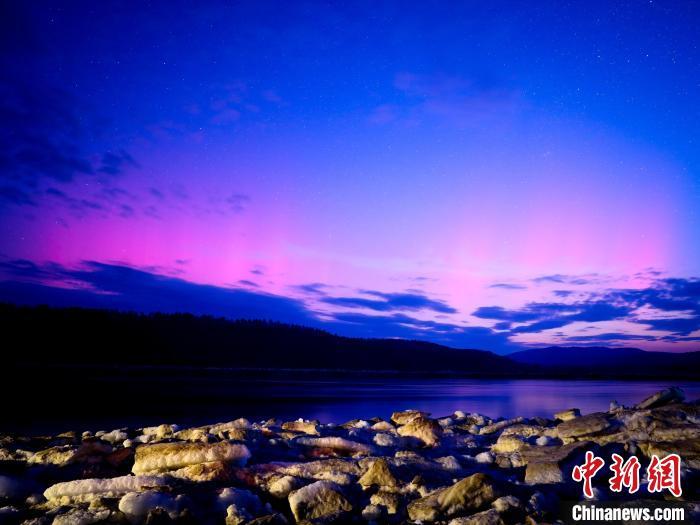 5月11日凌晨，“神州北极”漠河市北极村再现璀璨绚丽的极光美景。　漠河市委宣传部供图