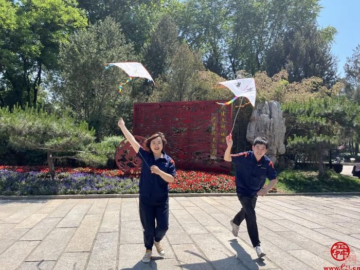 陈永修的这首诗讲的就是闵子骞芦衣顺母的故事……"在崇孝苑,和勇