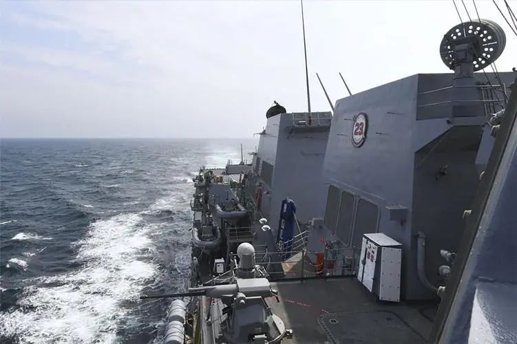 美国阿利·伯克级导弹驱逐舰“哈尔西”号于2024年5月8日穿越台湾海峡。图/美国海军官网
