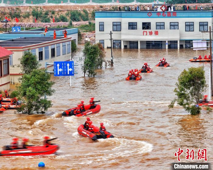 5月10日，“应急使命·2024”防汛防台风演习在浙江金华等地联合举办。曹博远 摄