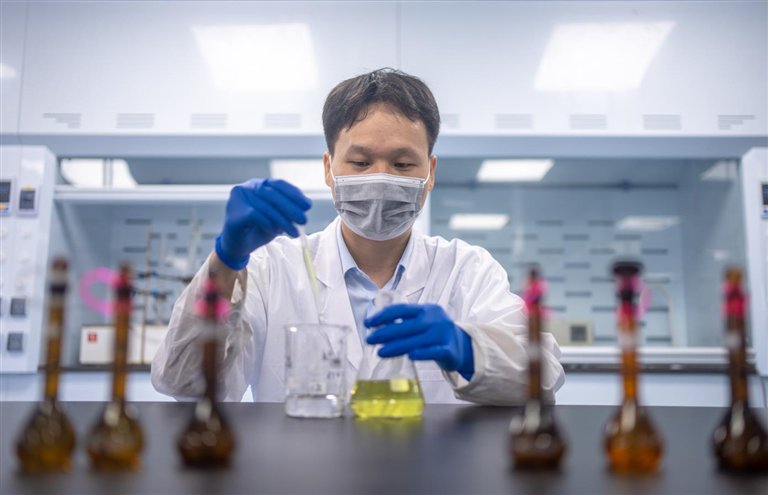 在海口高新区的海南葫芦娃药业集团股份有限公司，科研人员在做实验。来源：海南日报