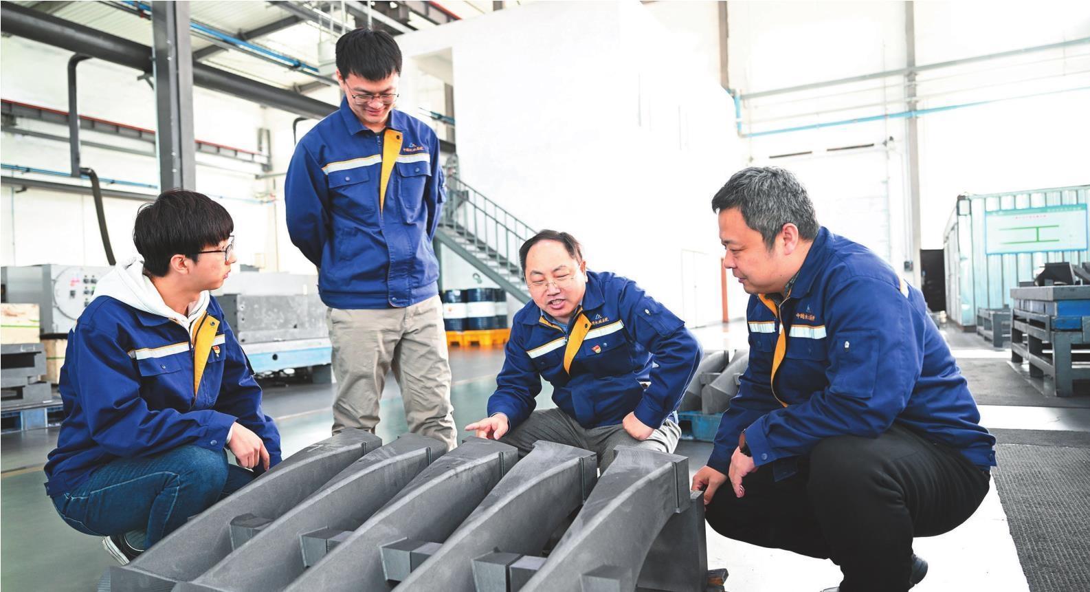 　　“国家卓越工程师团队”主要成员在铸造车间对大型铸造件进行检查。本报记者 赵敬东 摄