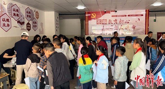 在四川省凉山彝族自治州普格县螺髻山初级中学,专家志愿者团队为附近