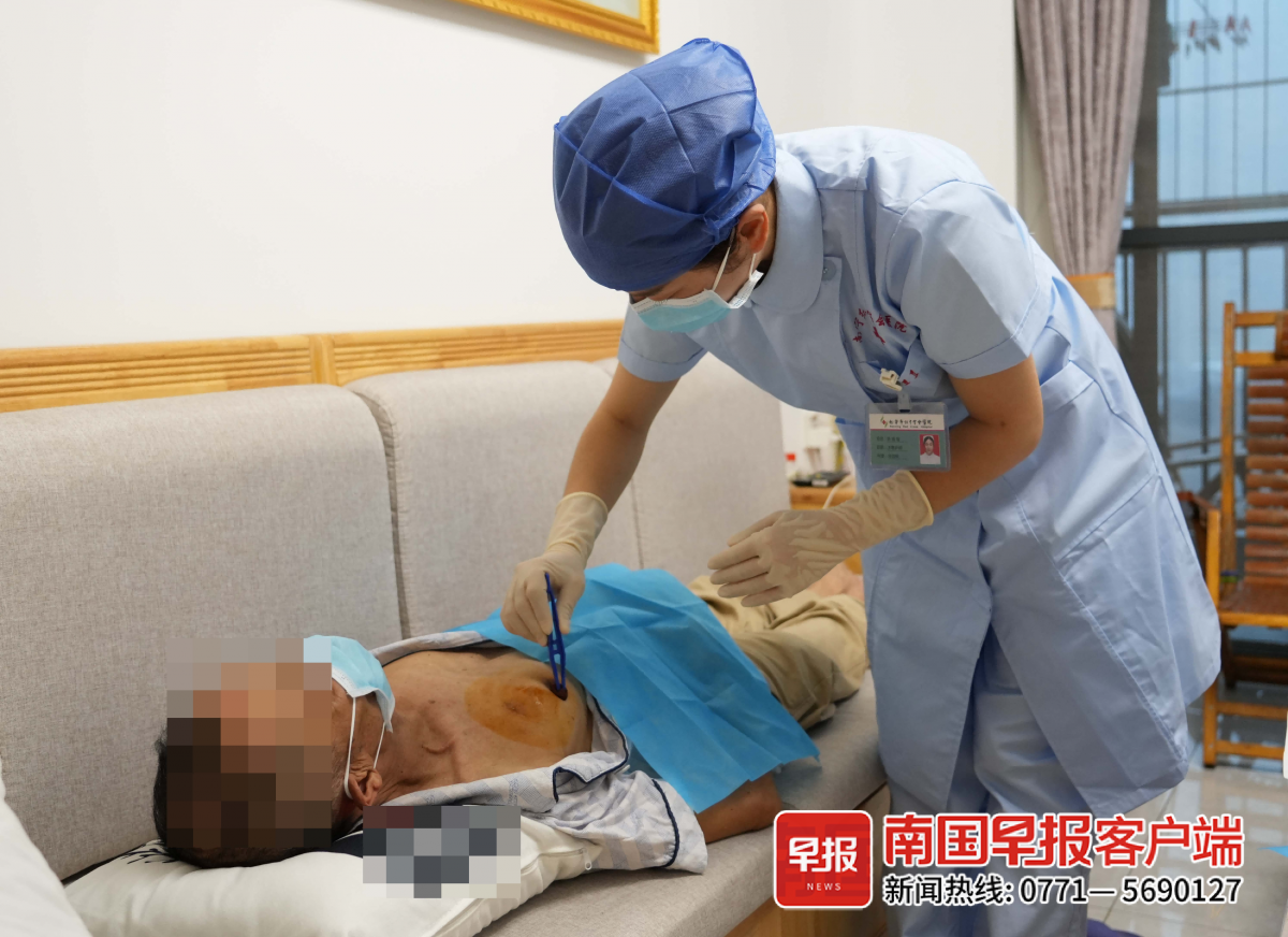 吴瑶瑶正在为患者进行输液港维护。记者 朱婷婷 摄