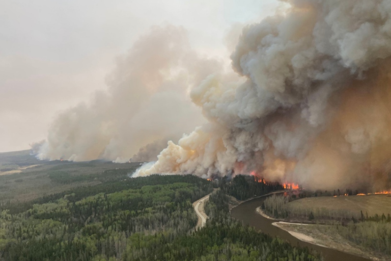 加拿大麦克默里堡山火处于失控状态 过火面积达25公顷