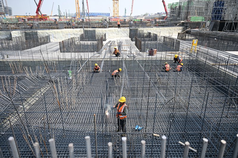 5月10日,中国建筑股份有限公司工人在雄忻高铁雄安地下段及相关配套