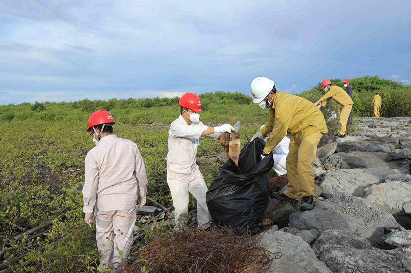 图为印尼爪哇公司红树林生态保护中心拾捡海边垃圾