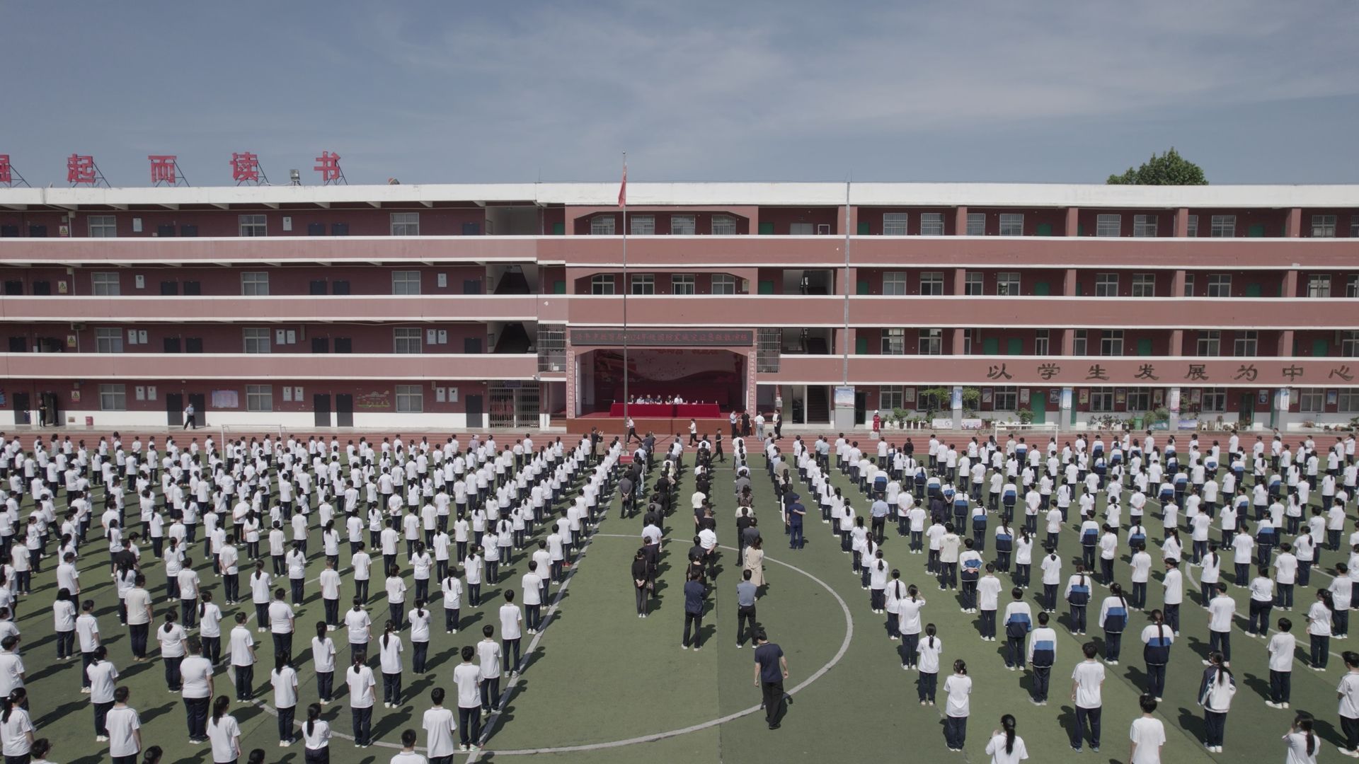 兴平市教育局各学校分管副校长和秦岭中学师生共计2300余人参加演练