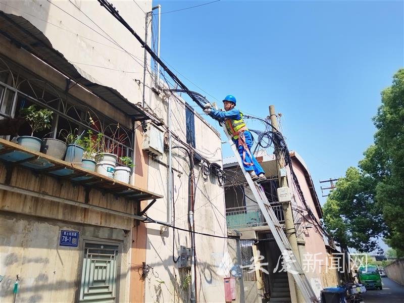 清理整治空中线缆让老旧小区"无线美好"_新浪财经_