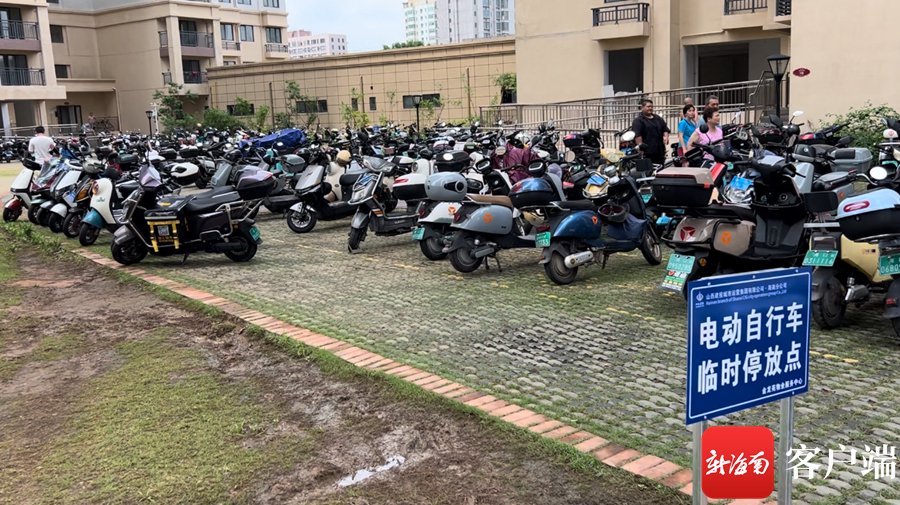 金龙苑小区物业在小区多个区域设立的电动车临时停车位.