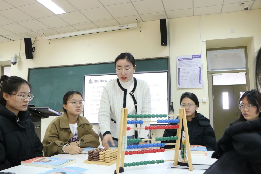 天津市职业大学教师李佳蕊（中）正在跟学生们交流。新华社发（受访者供图）