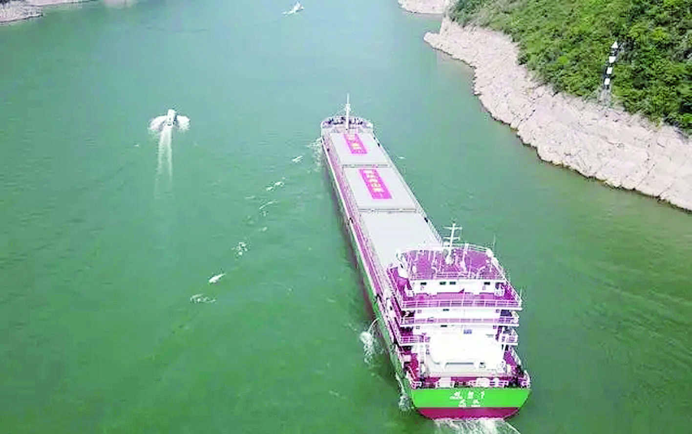 首艘万吨级海轮首航抵达重庆 我国最长江海直达航线正式通航