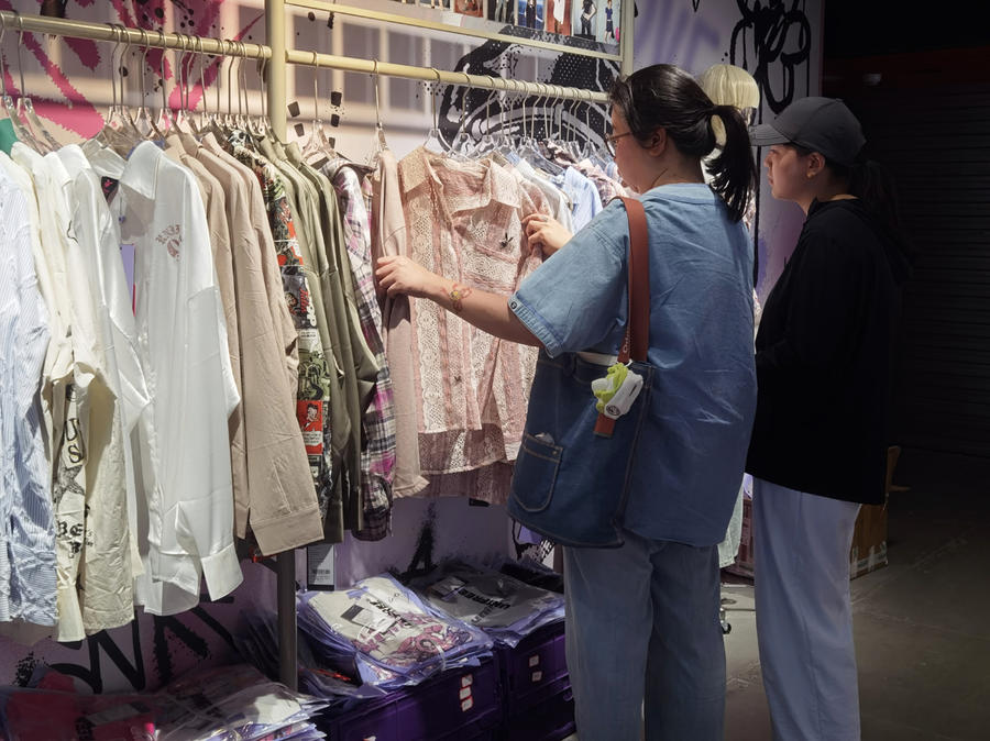 消费者在Unifree门店内选购服装。