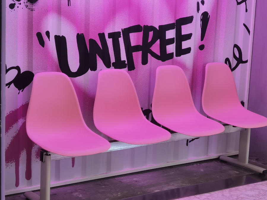 Unifree西单大悦城门店外的粉红色座椅吸引不少消费者拍照。