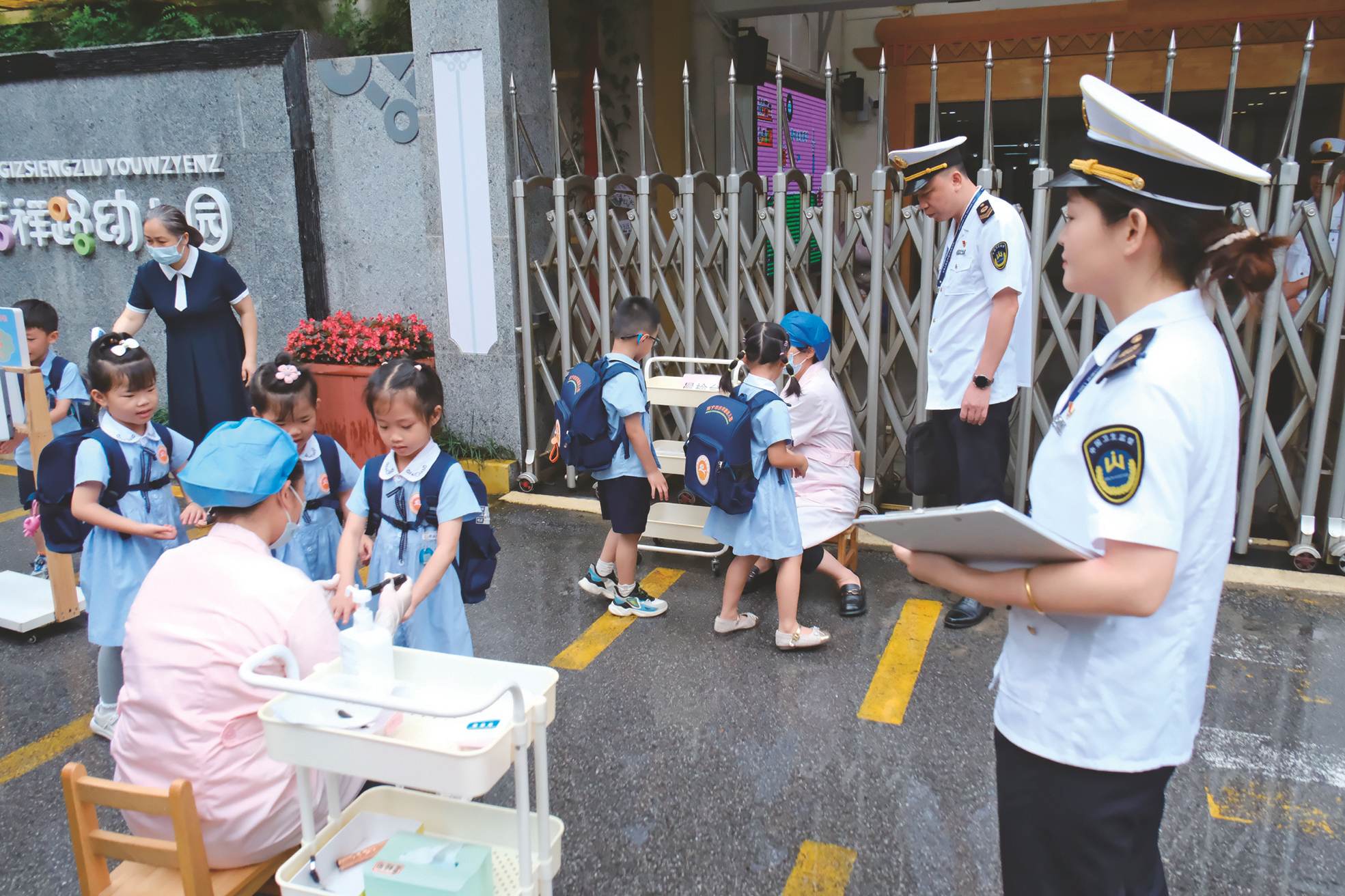 卫生执法人员对幼儿园晨检工作开展专项检查 本报记者宋延康摄卫生