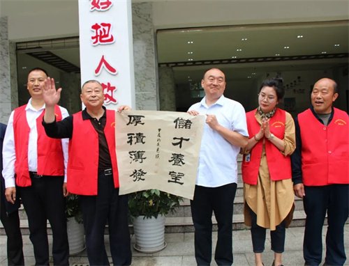 市书画家研究会送文化走进宝轮中学