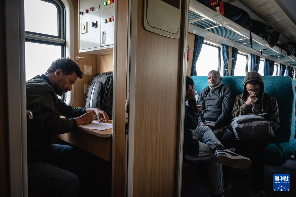 2023年9月9日，人们坐在亚吉铁路列车的车厢内。新华社记者 王冠森 摄