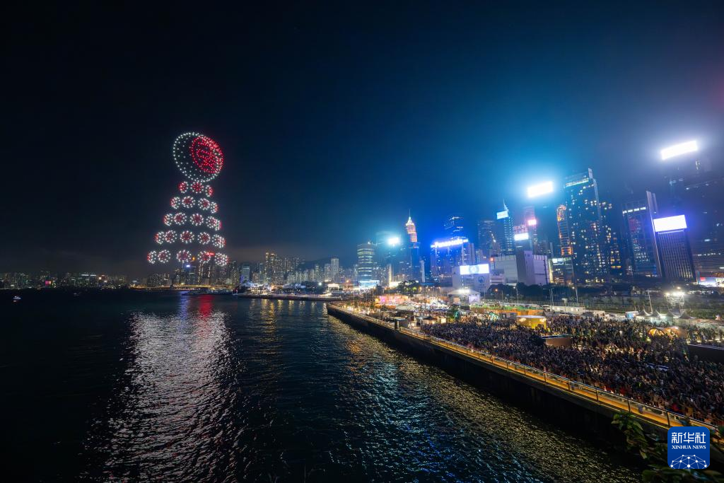 这是5月11日在香港湾仔海滨拍摄的无人机表演.新华社记者 朱炜 摄