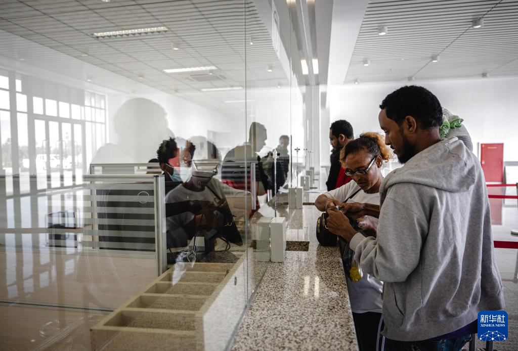 2023年9月9日，乘客在埃塞俄比亚首都亚的斯亚贝巴拉布火车站买票。新华社记者 王冠森 摄
