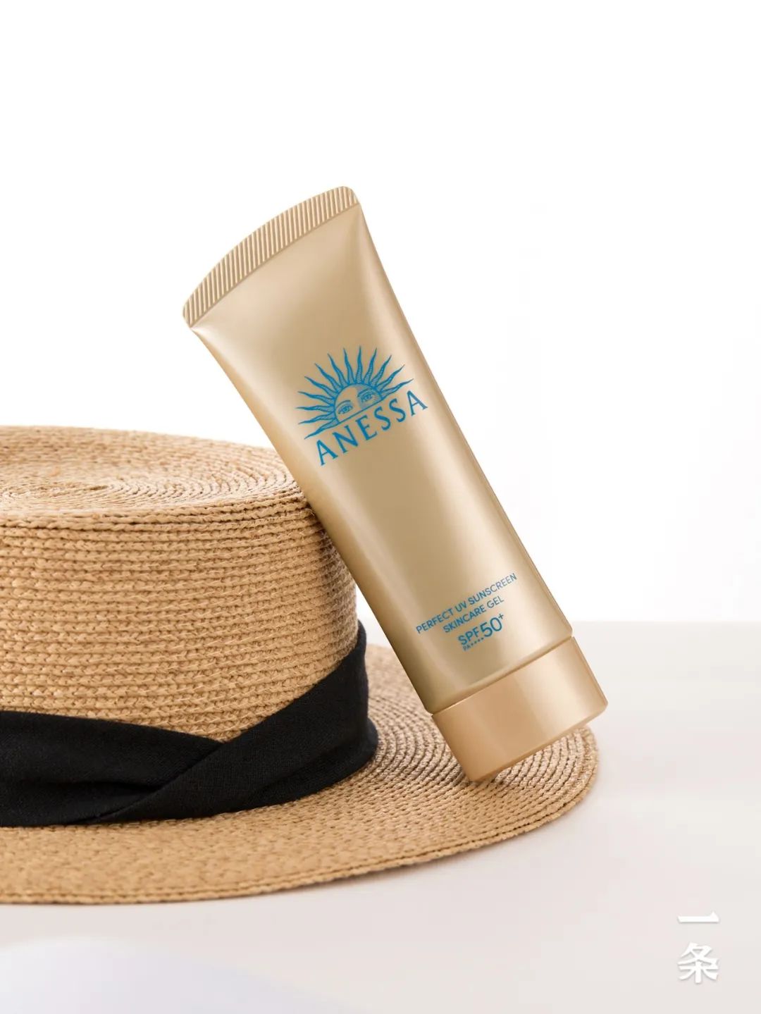 安耐晒2024新版"小金管",水润轻盈,高倍防护更持久!