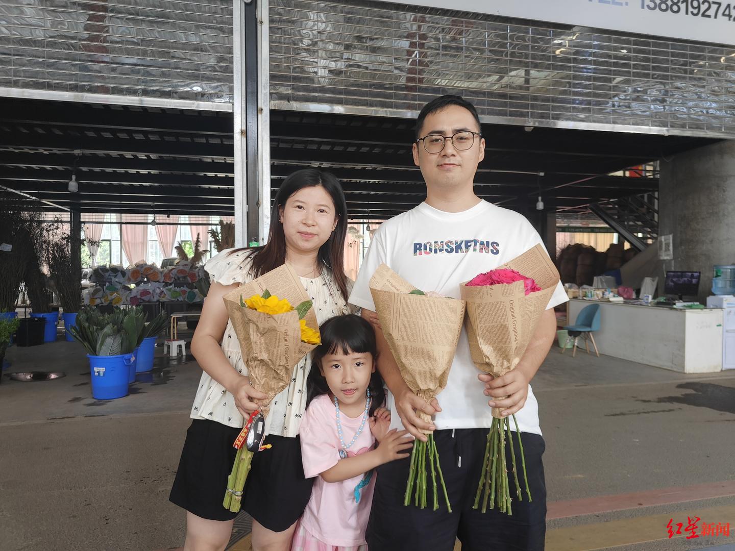 ▲魏先生带着妻子和孩子为母亲挑选鲜花