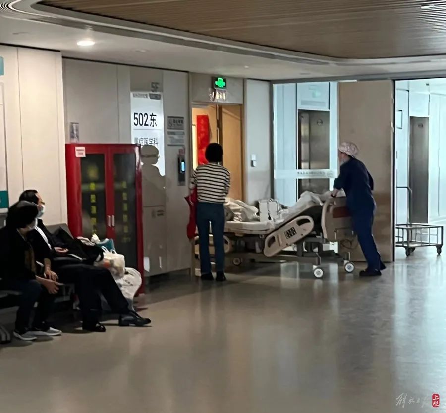 5月11日中午，南通第一人民医院（新院）住院二部重症区，受伤学生家属正在等待。杨书源 摄
