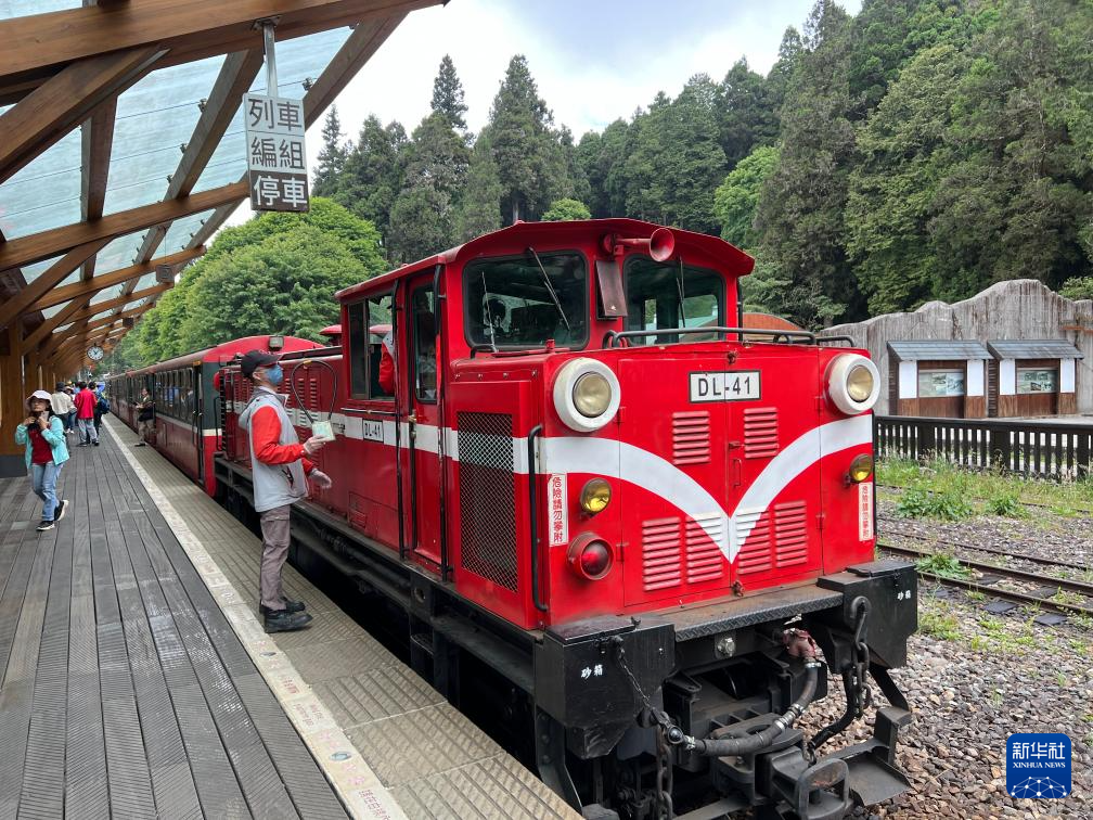 新华社记者 齐菲 摄5月11日,游人在阿里山姊妹潭游玩(手机照片).