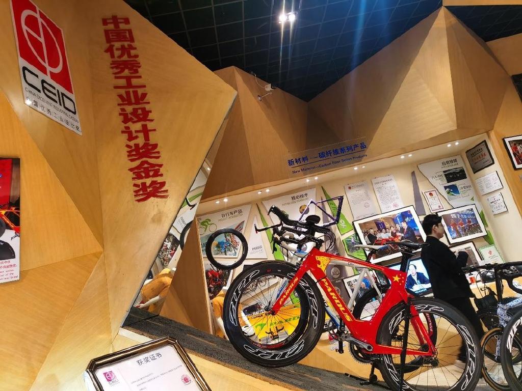 泰山体育研发生产的碳纤维自行车