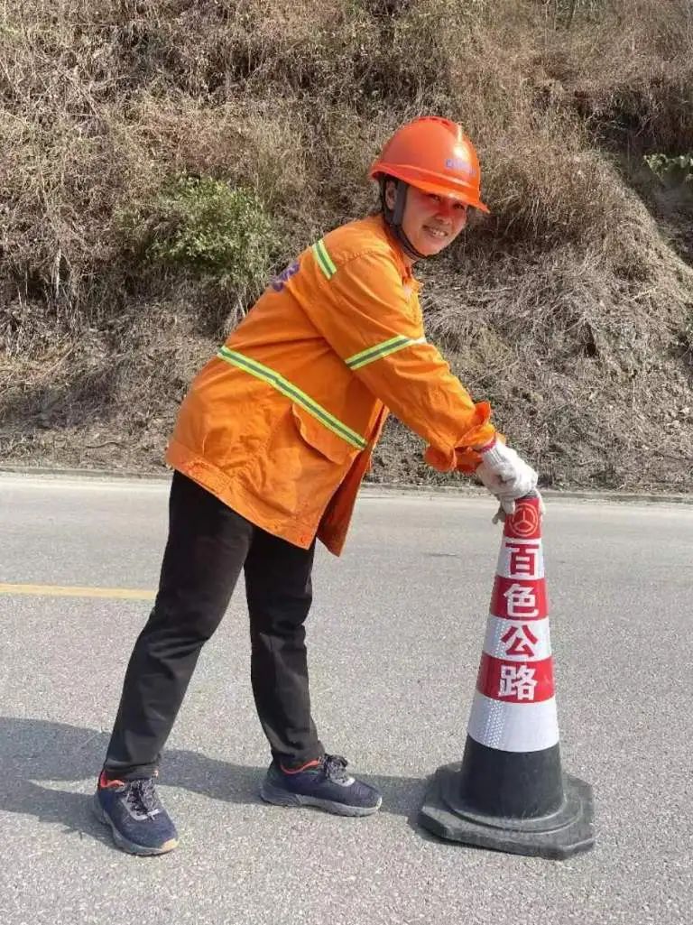 他想象着自己有一天也能穿夏巧沓壬墓ぷ鞣,戴