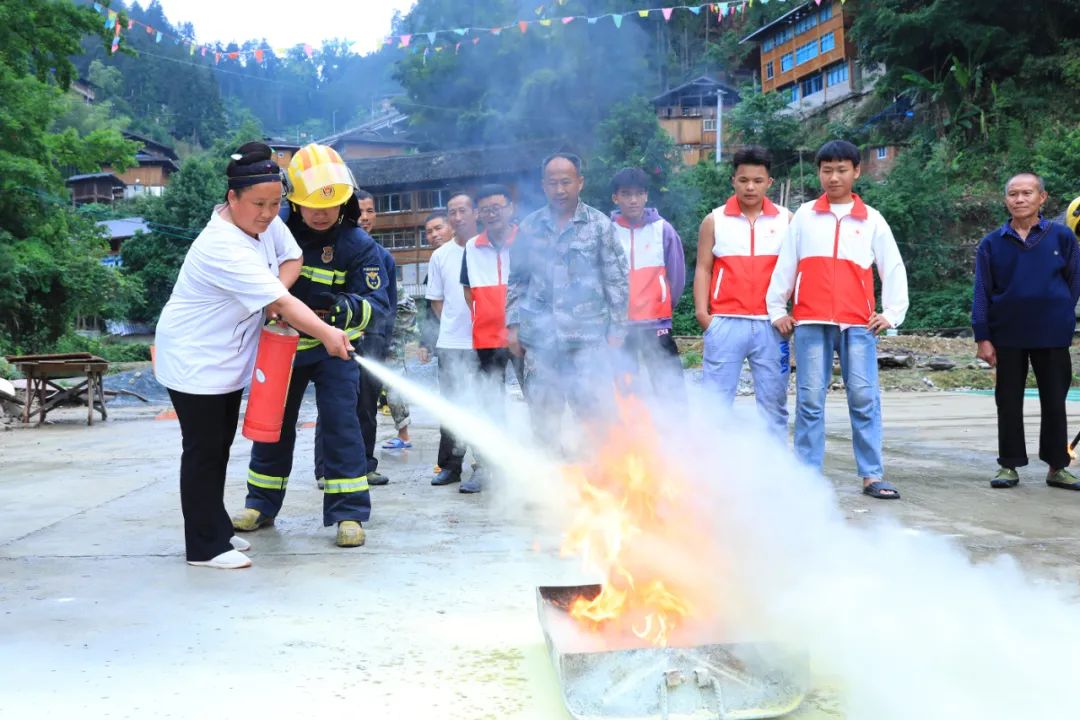 90余家州,市减灾委成员单位进行集中宣传,通过设立宣传展板,咨询台