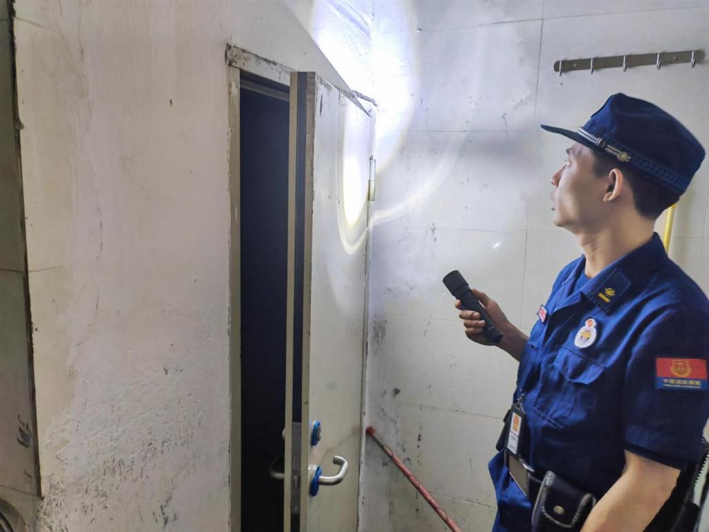 光明区凤凰街道东隆路68号存在隐患:防火门闭门器脱落,未保持常闭