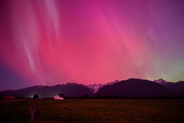这是5月11日晚在新西兰南岛西海岸福克斯冰川附近拍摄的极光。新华社发（杨柳摄）