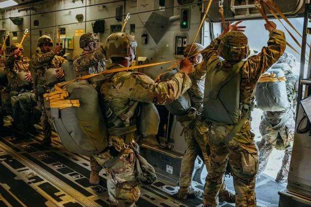 英国和美国空降伞兵从c-17运输机上跳伞.《独立报》报道配图