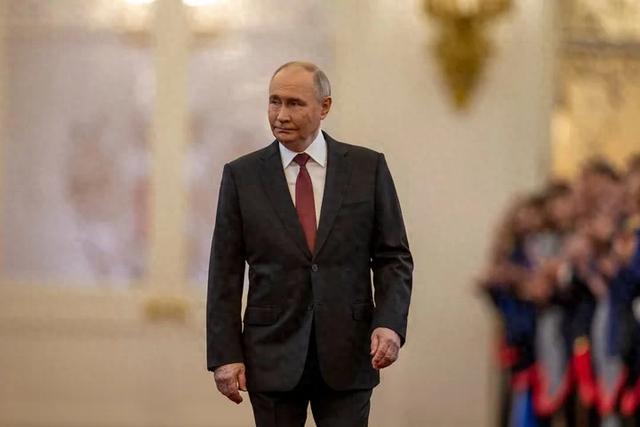 5月7日，俄罗斯总统普京走进莫斯科克里姆林宫参加就职典礼。新华社记者 曹阳 摄