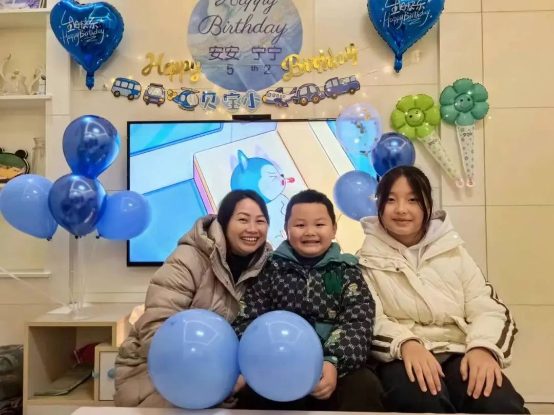 他想象着自己有一天也能穿夏巧沓壬墓ぷ鞣,戴