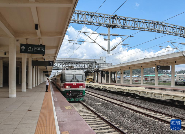 2024年5月10日，一辆列车驶入埃塞俄比亚首都亚的斯亚贝巴的拉布火车站。新华社记者 刘方强 摄