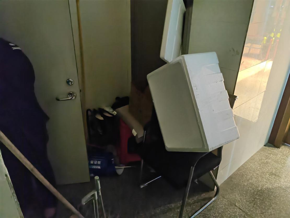 光明区凤凰街道东隆路68号存在隐患:防火门闭