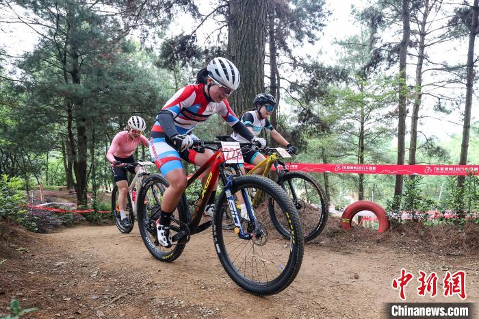 中新网记者 瞿宏伦 摄5月11日,2024年中国大学生自行车挑战赛在位于