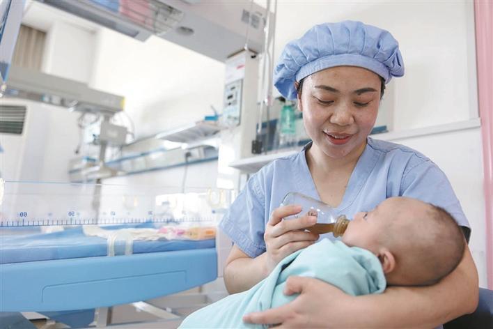 兵团医院护理部大科护士长黄艳为新生儿喂口服药（资料图片）。马明超 摄
