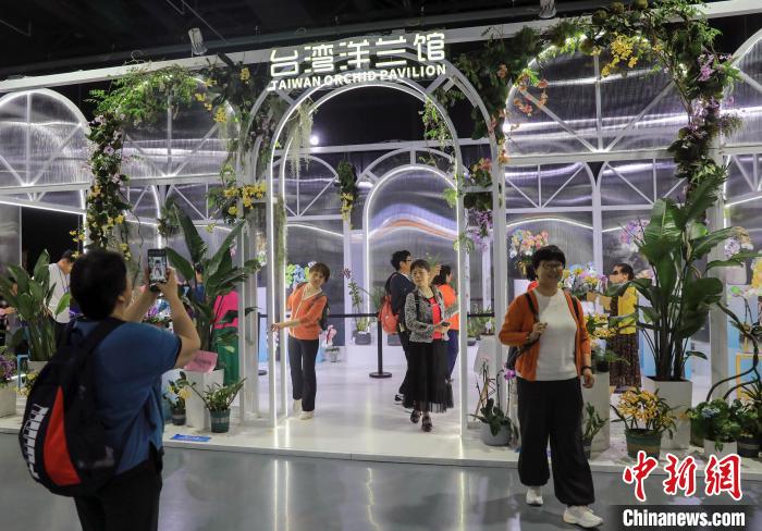 5月7日，四川成都，市民游客在2024成都世园会郫都分会场中的台湾洋兰馆参观。　中新社记者 王磊 摄