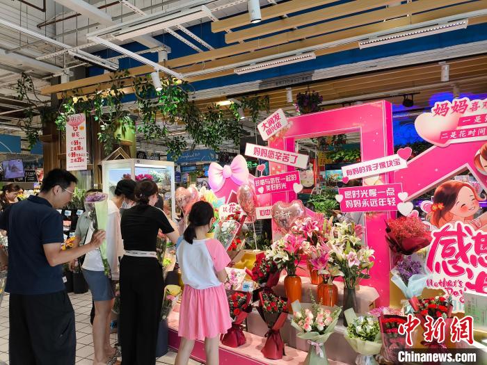 5月12日，在海口的一家大型超市，市民选购鲜花表达对母亲的祝福。中新网记者张茜翼 摄