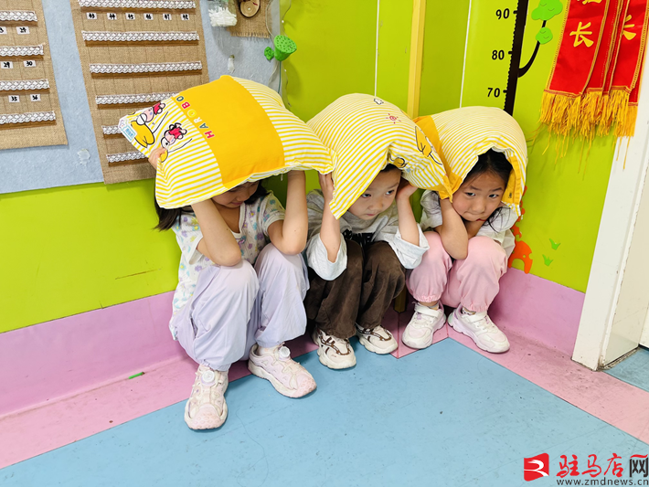 驻马店市实验幼儿园开展防震演练活动