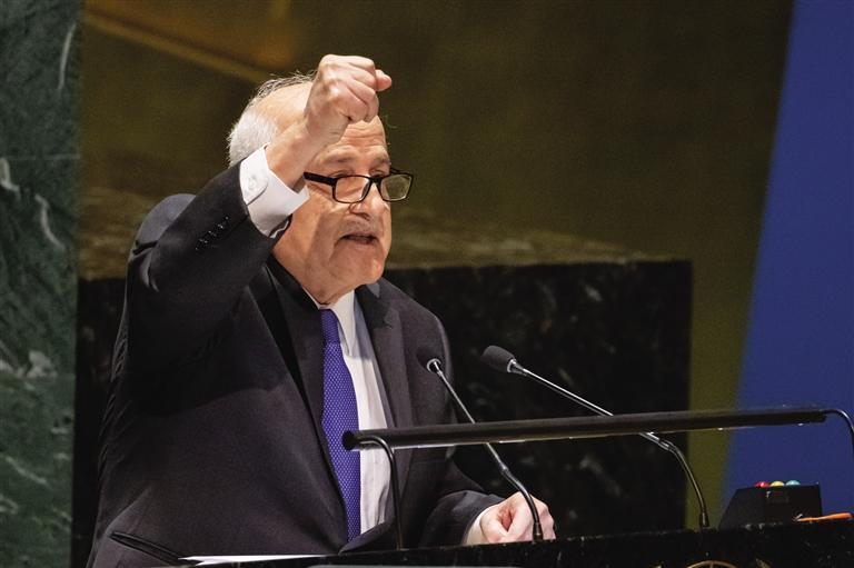 巴勒斯坦常驻联合国观察员曼苏尔投票前发表讲话。新华社照片